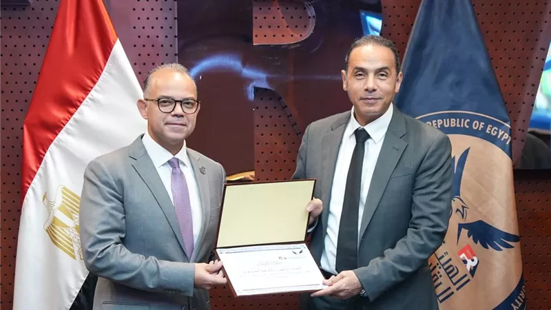 بعد توليه رئاسة البورصة.. أول اجتماع لـ عزام مع رئيس «الرقابة المالية»