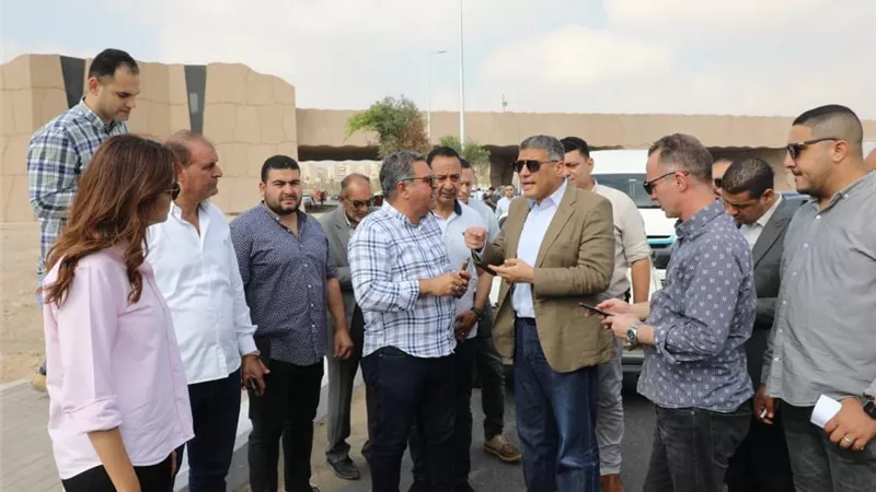 نقلة نوعية في تطوير الطرق والأرصفة بمحيط المتحف المصري الكبير في الجيزة