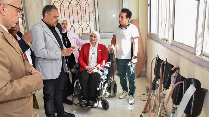 محافظ الشرقية يسلم 20 كرسي متحرك و100 طرف صناعي لذوي الهمم 