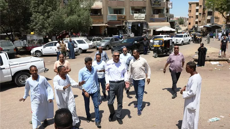 لمنع العشوائية.. إزالة الإشغالات والباعة بميدان النفق في أسوان