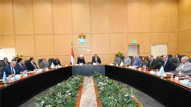 وزيرا الإسكان والأوقاف يناقشان عدداً من الموضوعات المشتركة بين الوزارتين