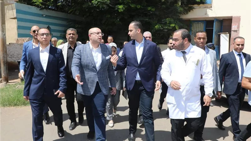 محافظ بني سويف يطمئن على منظومة العمل بالمستشفى التخصصي والتأمين الصحي