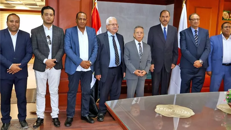 نقيب الأطباء يناقش مع محافظ سوهاج معوقات تراخيص المنشآت الطبية