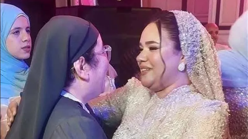 مشهد من قلب مصر.. راهبة تشعل مواقع التواصل بعد مشاركتها بحفل زفاف تلميذتها المسلمة