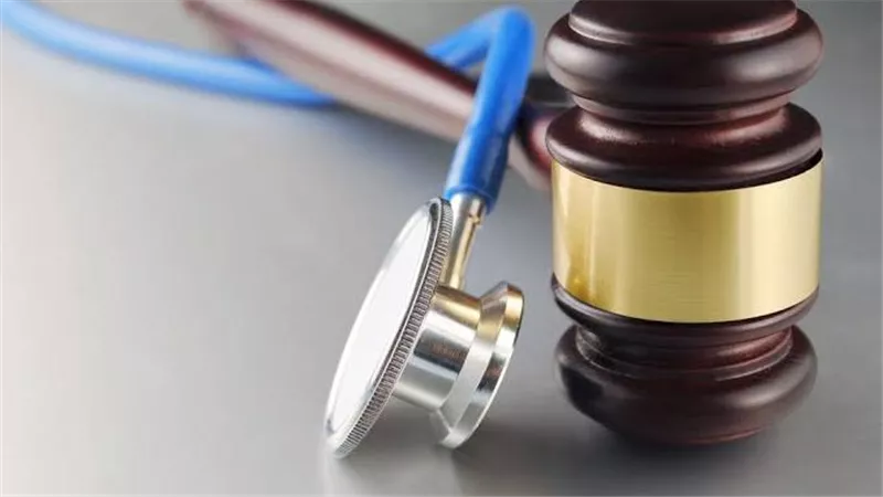 كيف نظم قانون المسؤلية الطيبة الجديد العلاقة بين المريض والطبيب؟