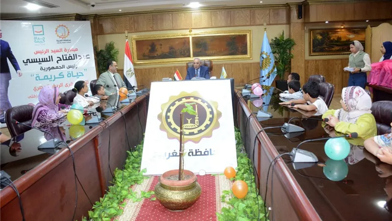 محافظ الغربية يسلم الزي المدرسي ويسدد مصروفات 35 طالبًا من أبناء الأسر الأولى بالرعاية