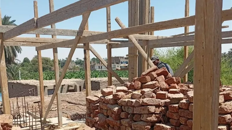 لحماية الرقعة الزراعية.. إيقاف أعمال بناء في المهد بقرية الصعايدة بالزينية بالأقصر 