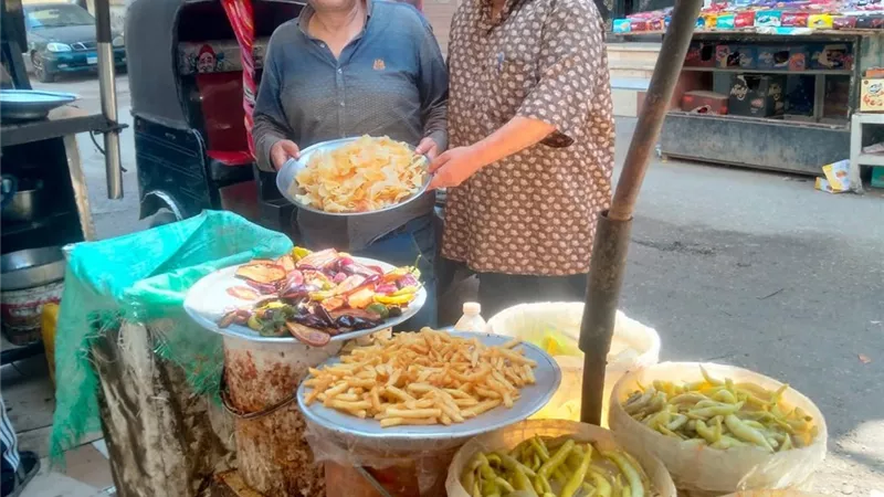 فول وطعمية وبتنجان.. إفطار جماعي لأهالي الحسينية بالزقازيق 