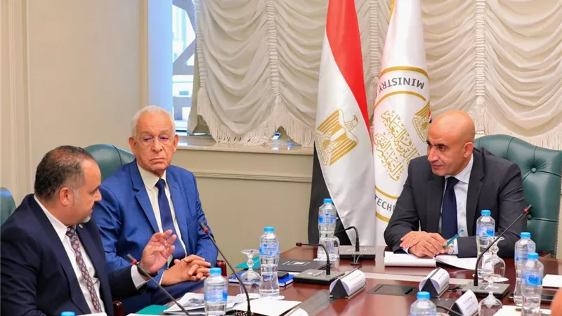 وزير التعليم يبحث تعزيز التعاون في مجال الكشف عن ضعاف البصر بين طلاب المدارس