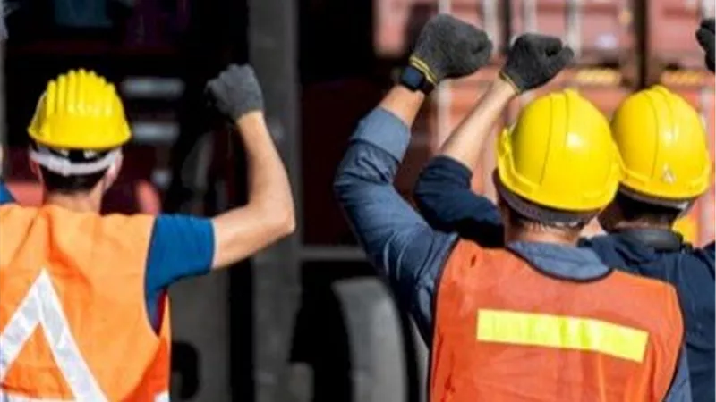 قبل الإضراب عن العمل.. إعرف حقوقك والجزاءات في القانون الجديد