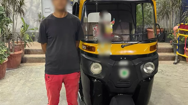 عرض حياة المواطنين للخطر .. ضبط قائد «توك توك » يسير عكس الاتجاه بالمقطم 