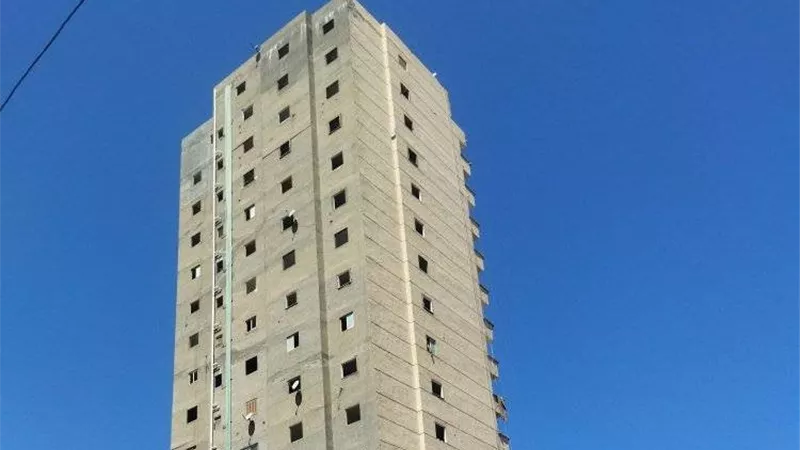 بدء هدم عقار المندرة المائل في الإسكندرية بعد إخلاء السكان |صور