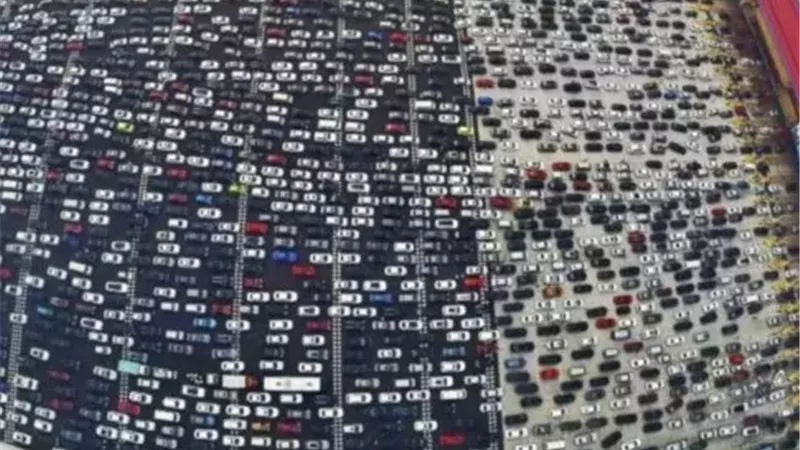 12 يومًا على الطريق.. أطول ازدحام مروري في تاريخ الصين
