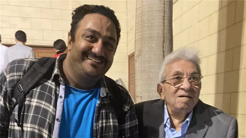 بالعكاز.. أحدث ظهور لـ فاروق فلوكس بعد تعرضه لأزمة صحية