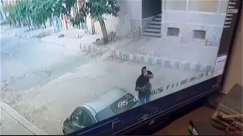 القبض علي المتهم بسرقة حقيبة من داخل سيارة بالقاهرة