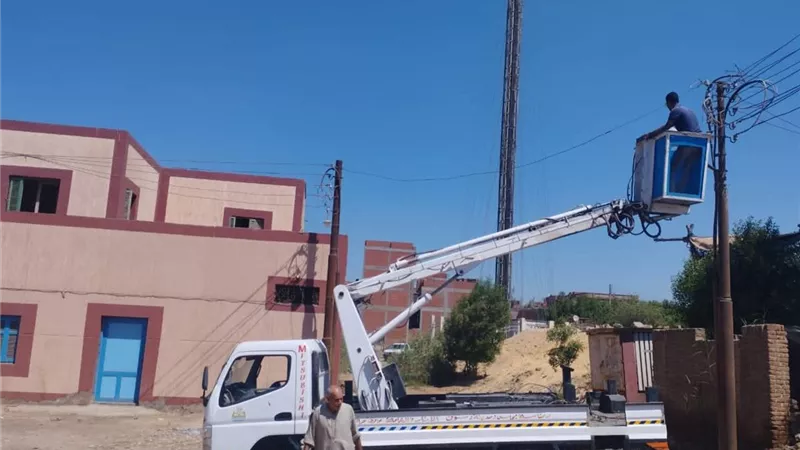  صيانة كشافات الإنارة بمدينة دسوق.. وحملات موسعة للنظافة