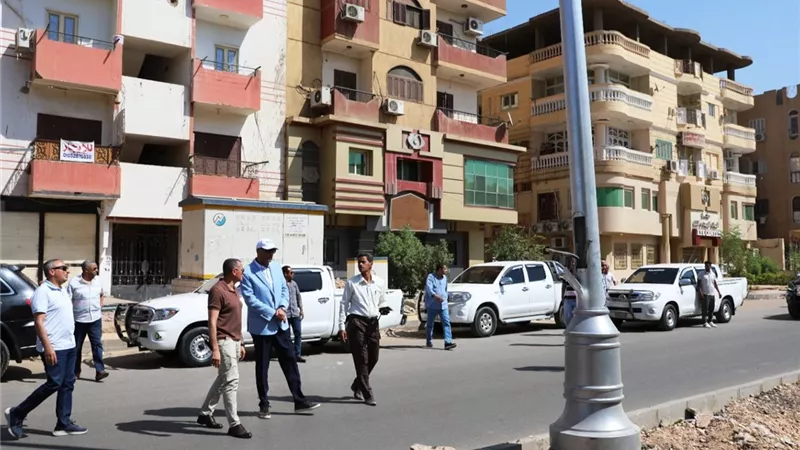 استعداداً للموسم السياحى الجديد.. محافظ أسوان يتفقد الأعمال بمشروع تطوير طريق السادات