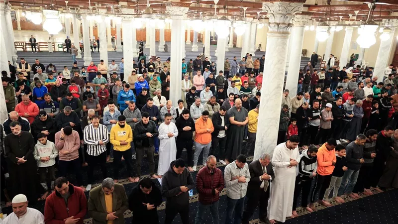 حكم التعجل في تصحيح خطأ الإمام أثناء الصلاة.. الدين بيقول ايه