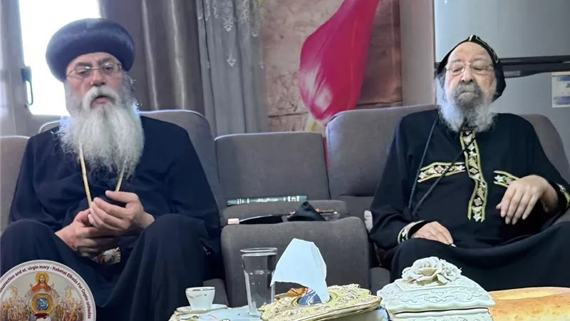 الأنبا أنطونيوس يزور الأنبا ويصا للاطمئنان على صحته