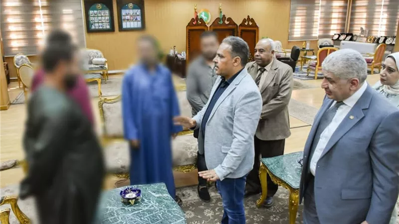 محافظ الشرقية يسلم مساعدات مالية لأسر ضحايا ومصابي حادث انهيار عقار بالزقازيق