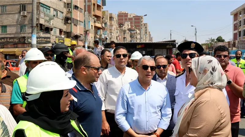 محافظ الإسماعيلية يتفقد سوق الجمعة ويوجه بسرعة إعداد مخطط لتطويره وحل مشكلاته