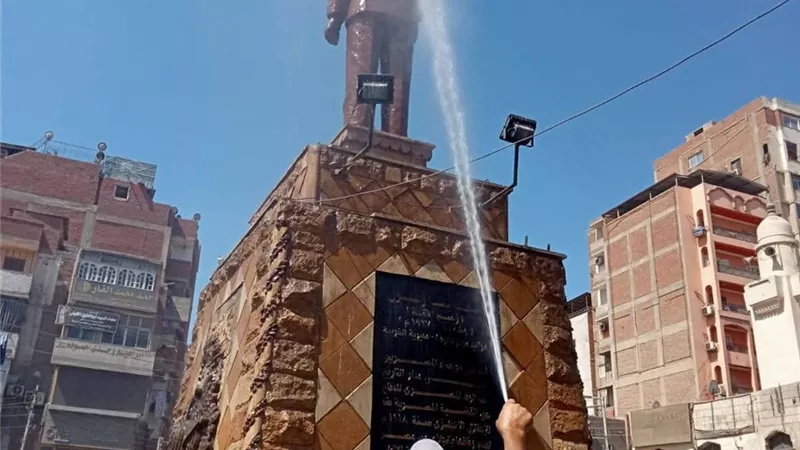 حملات مكثفة بطنطا لغسل وتنظيف الميادين وساحات المساجد لرفع المظهر الحضاري