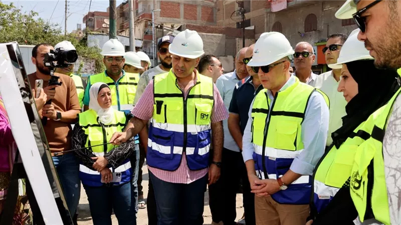 محافظ الإسماعيلية يتفقد أعمال رفع كفاءة وتطوير كوبري المشاة بتكلفة 5 ملايين جنيه