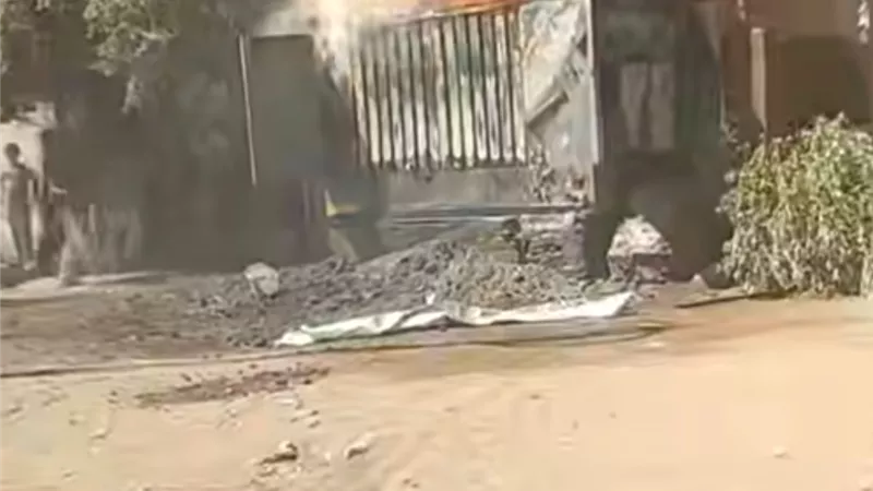 اندلاع حريق بمحول كهرباء في قرية ميت بشار بالشرقية |صور