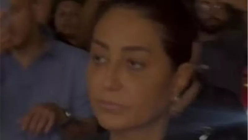 بعد انتصارها بحكم قضائي .. وفاء عامر أول الحضور لعزاء عمرو ستين 