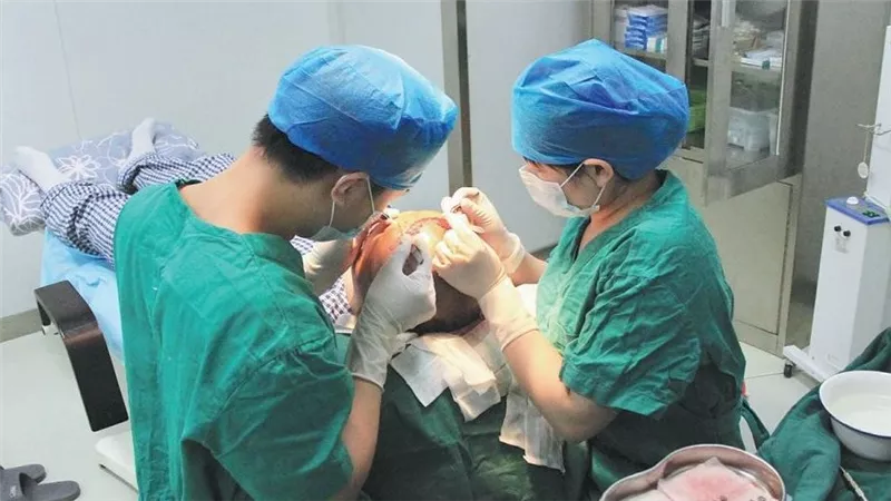 نشرة منوعات «إيجبتك».. تفاصيل عمليات زراعة الشعر، وعمليات تكميم المعدة، وتحذيرات الأطباء بعد حادث كنزي مدبولى من مخاطر الفيلر، وبيع أغلى كلب في العالم 