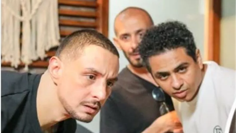 مخرج فيلم سفاح التجمع ينشر صورة من الكواليس ويعلق:«لو بص زي إسلام للفيشاوي اتجوزيه»