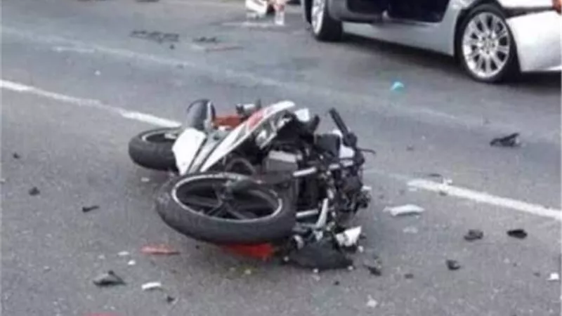 مصرع شاب في حادث انقلاب موتوسيكل بالعياط 