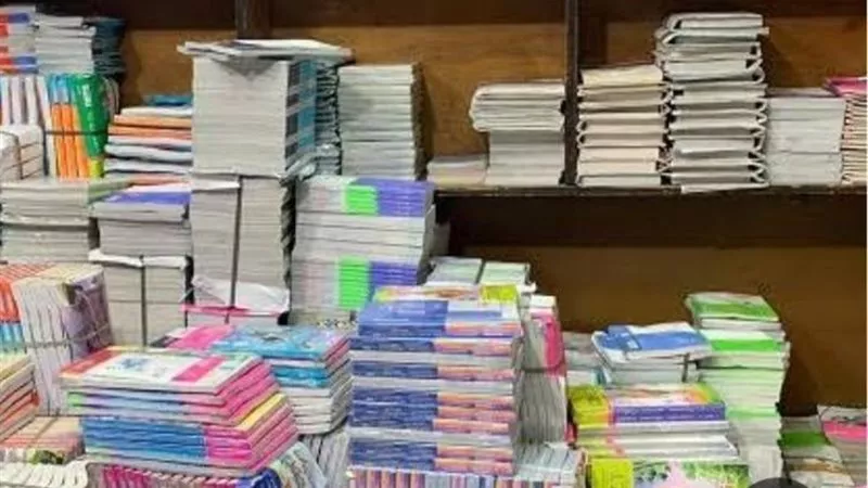 لماذا ترتفع أسعار كتب المدارس التجريبية عن الخاصة؟... متخصص يجيب|فيديو