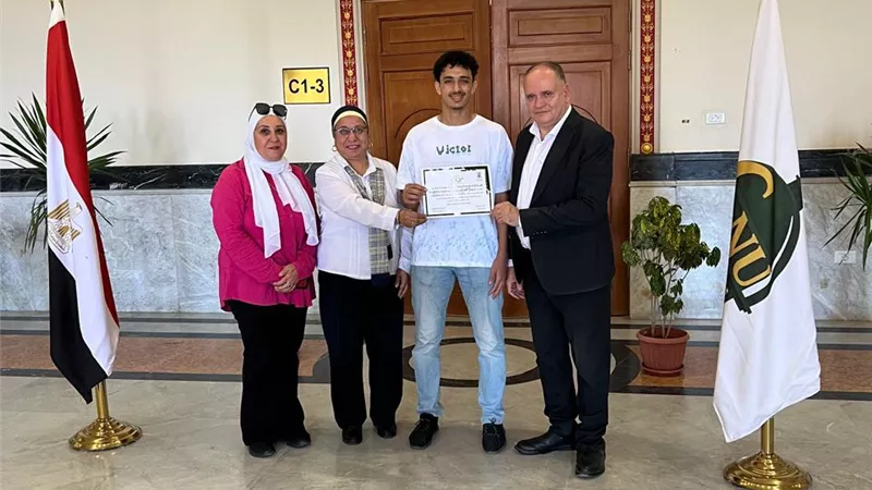 جامعة القاهرة الأهلية تكرم الفائز بالمركز الأول في بطولة تنس الطاولة