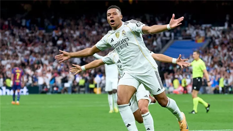 شباك برشلونة تعزف نغمة مبابي.. نجم ريال مدريد في قائمة العظماء