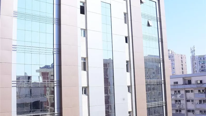 رئيس جامعة سوهاج يتابع الأعمال الإنشائية الجارية بالموقع العام لمستشفى الجراحات 