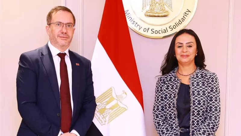 خلال لقائه مايا مرسي.. سفير بريطانيا يشيد بدور مصر في قطاع غزة