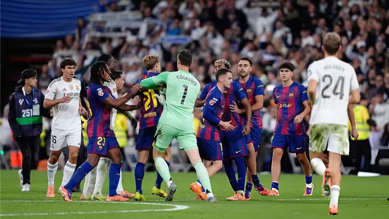 تسجيلات الـVAR تكشف كواليس قرارات الحكم في الكلاسيكو بين ريال مدريد وبرشلونة