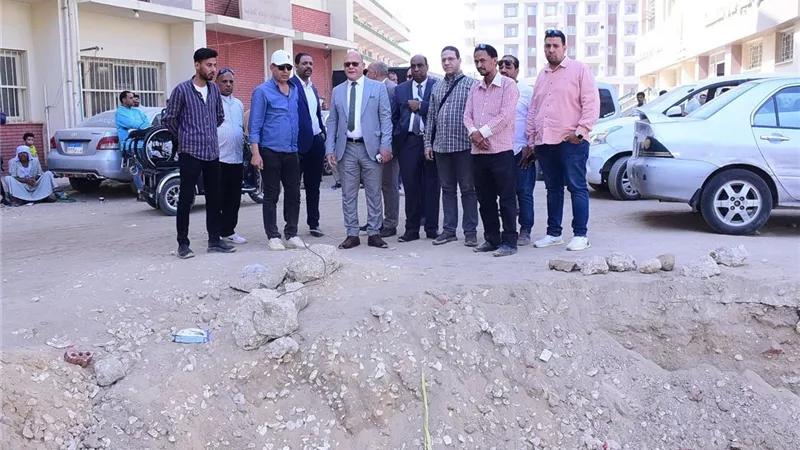 رئيس جامعة سوهاج يتابع الأعمال الإنشائية لمستشفى الجراحات التخصصية