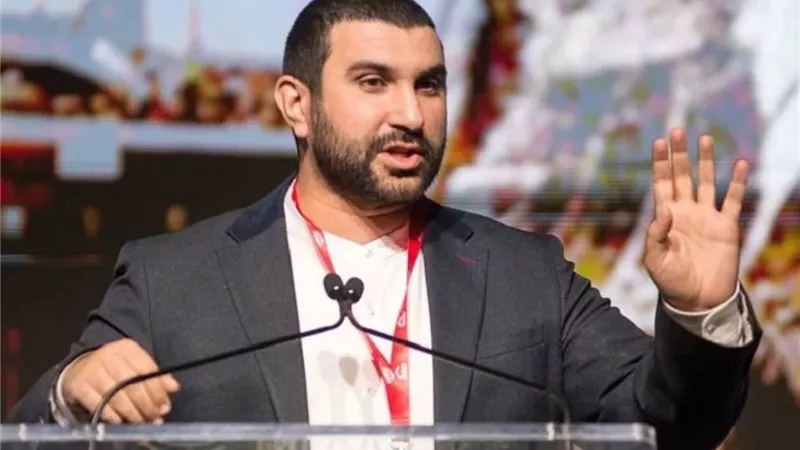 بسبب انتقاده لإسرائيل.. أمريكا تحتجز معلقاً سياسياً بريطانياً