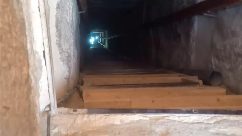 الصحة: نجاح الإسعاف في إنقاذ سائحة إسبانية علقت داخل ممر ضيق فى هرم سنفرو