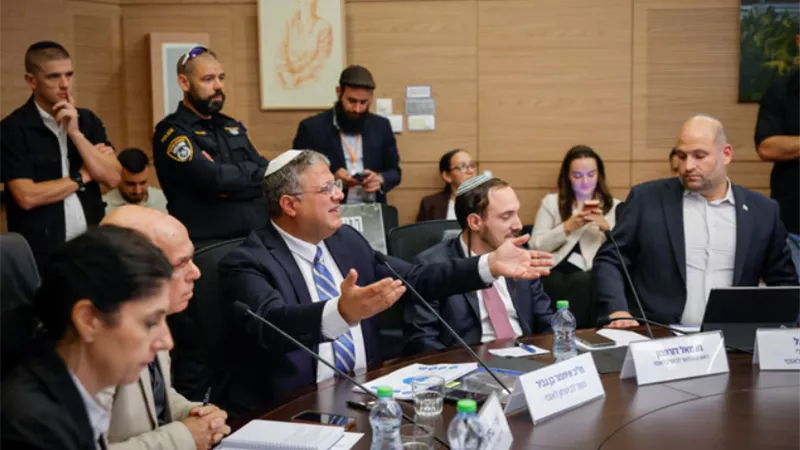 الحيلة: العنصرية تظهر في توزيع بن غفير للحلويات احتفالًا بإعدام الفلسطينين
