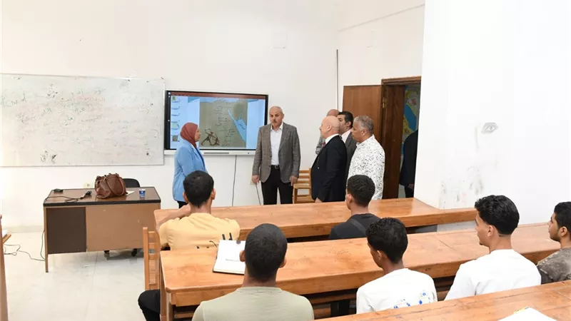 رئيس جامعة قناة السويس يتابع انتظام الدراسة والخدمات التعليمية