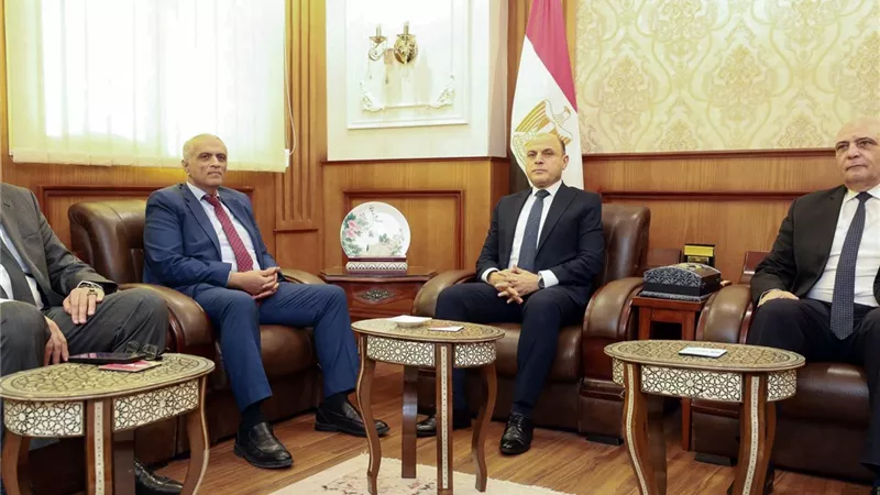 محافظ كفر الشيخ يناقش استعدادات افتتاح مكتب توثيق الخارجية بالغرفة التجارية