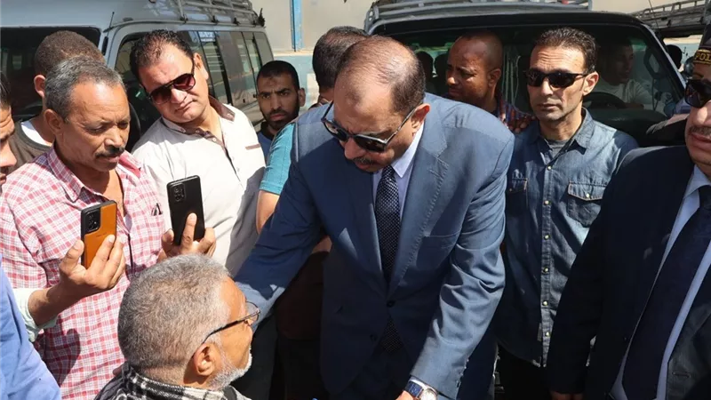 محافظ سوهاج يجري جولة مفاجئة على موقف السيارات بطهطا