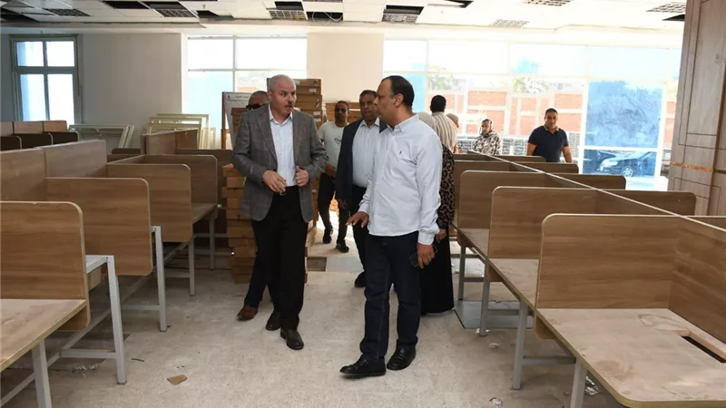 رئيس جامعة قناة السويس يتفقد مبنى الاختبارات الإلكترونية 