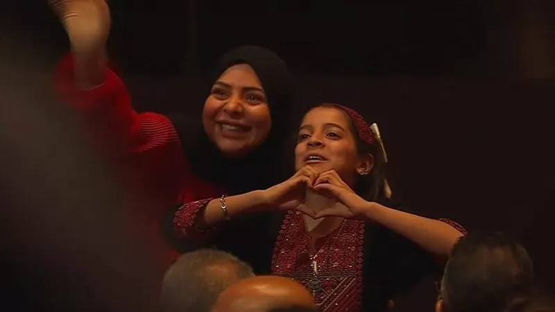 ريتال الفلسطينية بعد لقاء الرئيس السيسي: رسمت قلبا من نصفين لمصر وفلسطين| فيديو