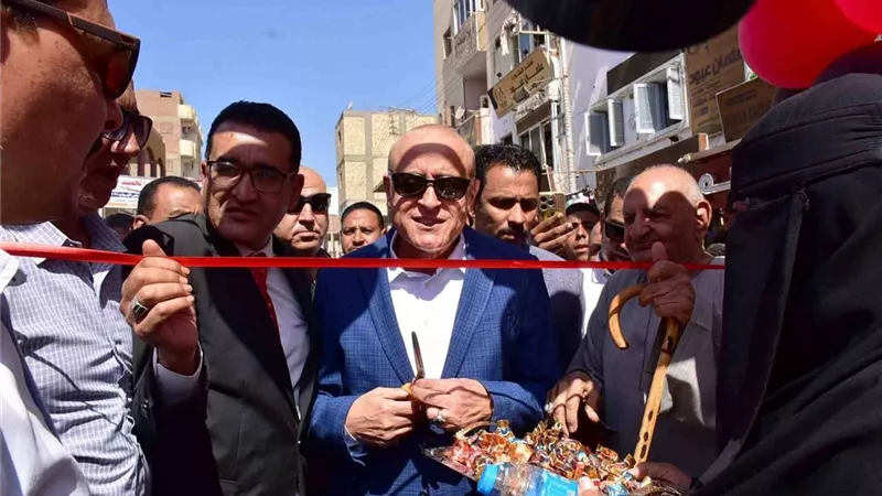 محافظ الأقصر يفتتح سوق اليوم الواحد بمركز ومدينة إسنا 