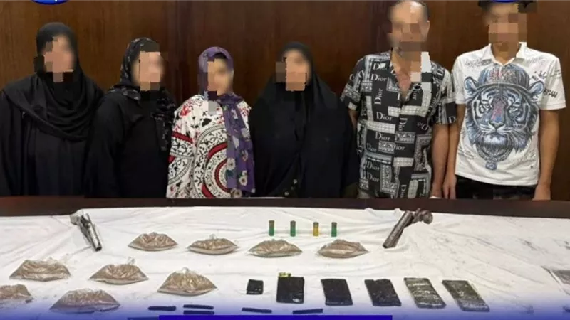عيلة وش إجرام.. سقوط تشكيل عصابي من أسرة واحدة بحوزتهم مخدرات وأسلحة