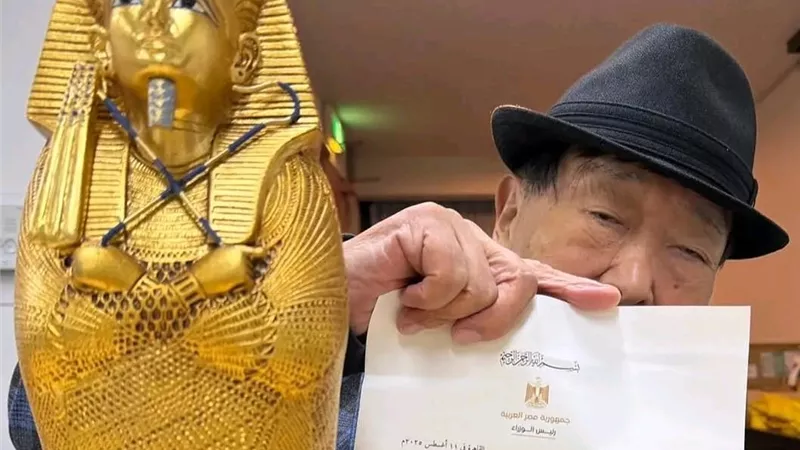 عالم الآثار الياباني يوشيمورا يتسلم دعوة افتتاح المتحف المصري الكبير